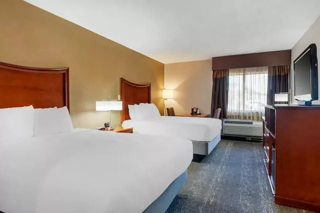 غرفة رباعية بسريرين مزدوجين، Clarion Inn North Haven - New Haven North 3/5