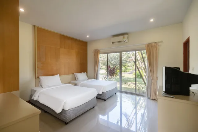 2 Bedrooms, House, 1 Queen and 3 Single Beds, Jetted Tub، Thara Cholapruek Resort 2/4