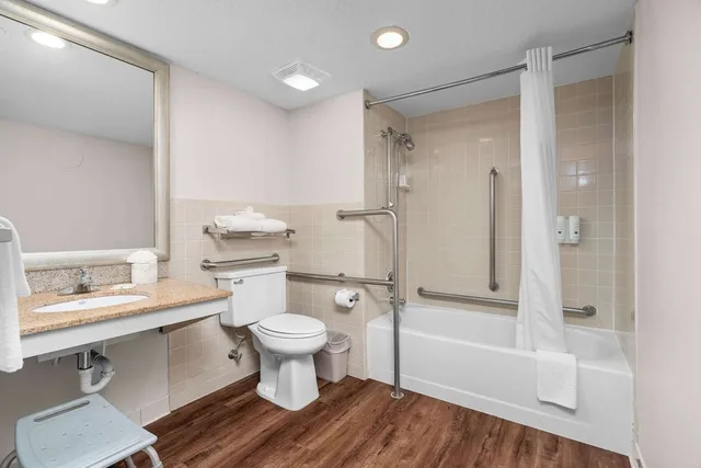 غرفة بسرير كينج مع أريكة لذوي الإعاقة، Quality Inn & Suites Mall of America - MSP Airport 4/4