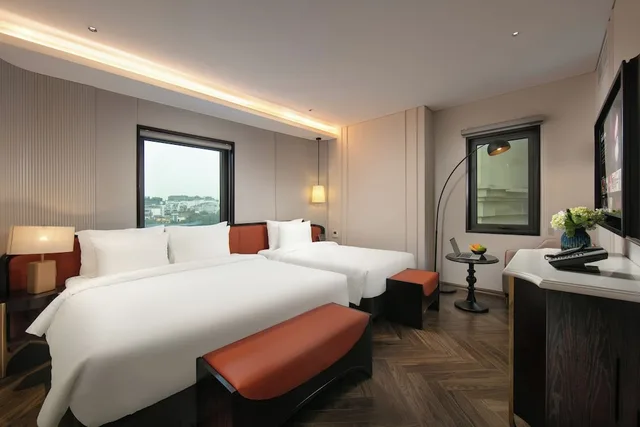 غرفة تنفيذية ثلاثية بسرير كينج وسرير فردي بإطلالة على البحيرة، Le Premier Hotel & Rooftop Bar 2/4