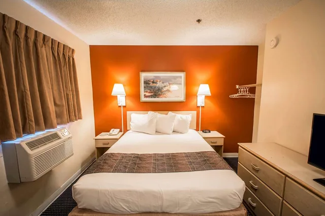 Efficiency, Queen Bed، Suburban Studios Stuart near Federal Hwy 1 1/6