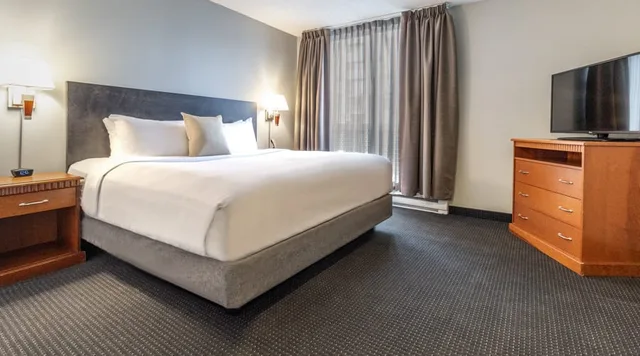 جناح تنفيذي ركني بسرير كينج، Hotel Saint Laurent Montreal 2/5