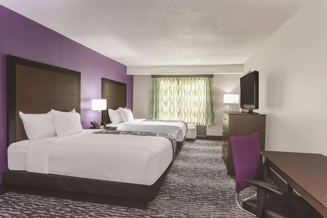 غرفة بسريرين كوين لذوي الإعاقة، La Quinta Inn & Suites by Wyndham Columbus North 2/3