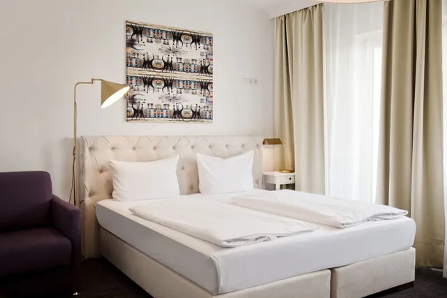 غرفة كومفورت بسرير كينج بشرفة، Hotel Les Nations 4/10