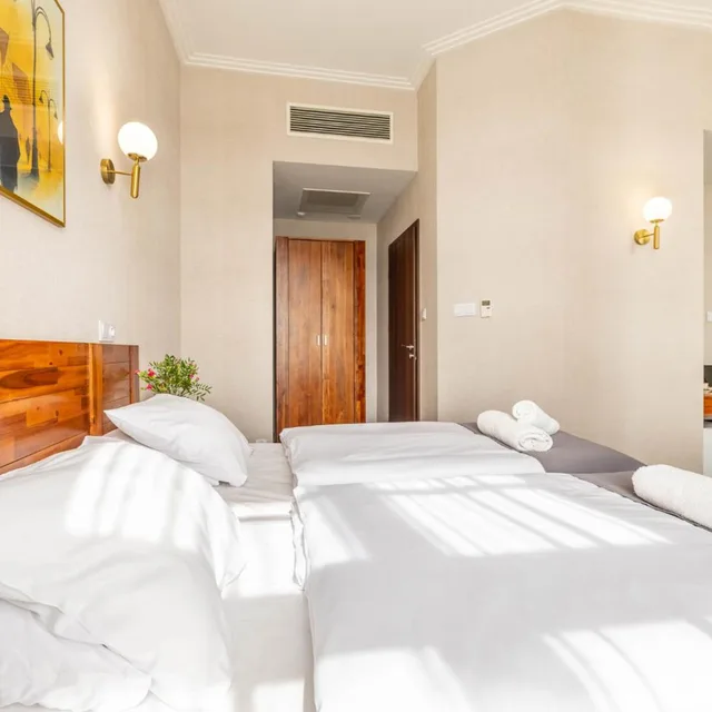 جناح جونيور، Hotel Piast 3/4
