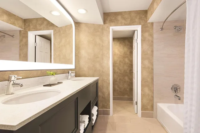 جناح بسرير كينج بإطلالة جزئية على البحر مع أريكة، Zachari Dunes on Mandalay Beach, Curio Collection by Hilton 4/6