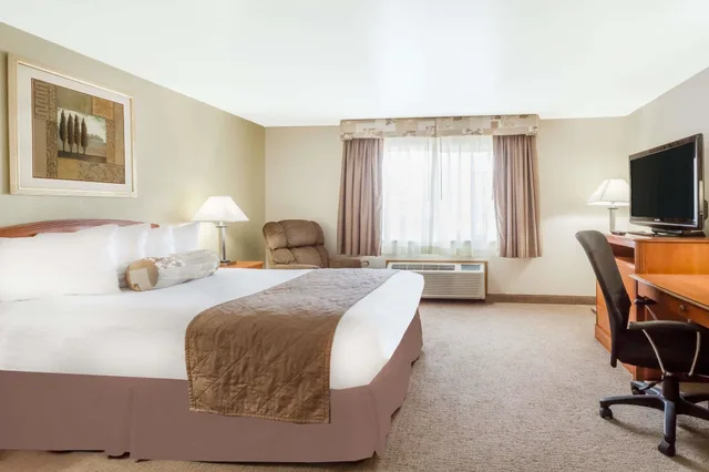 غرفة بسرير كوين لذوي الإعاقة، Ramada By Wyndham Ely 3/4
