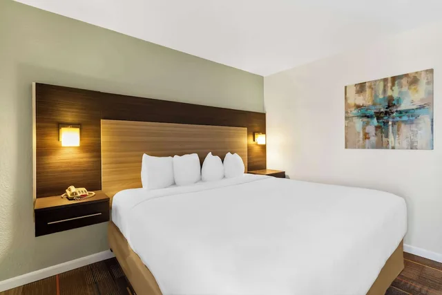 جناح تنفيذي بسرير كوين، Sonesta Essential NW Houston 1/2