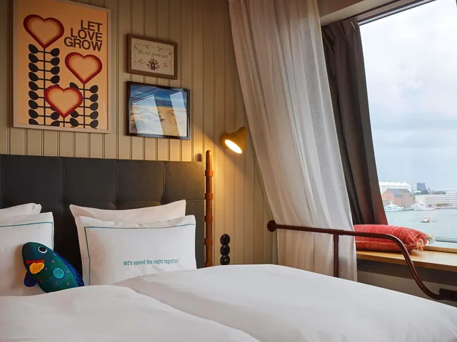 Room, Opera View, Large، 25hours Hotel Copenhagen Paper Island 2/3