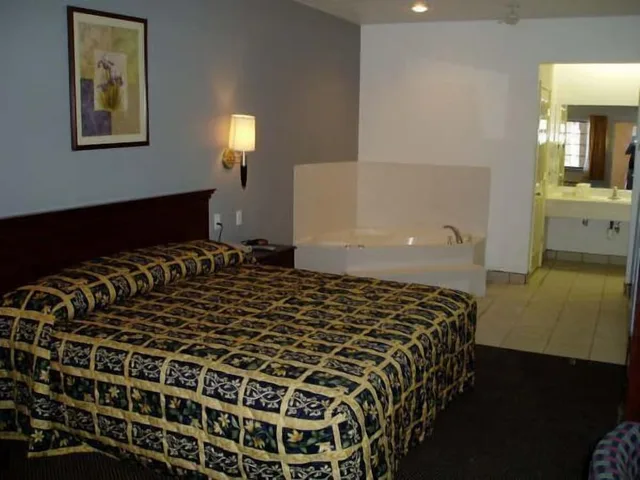 Standard, King Bed, Texas Inn and Suites at La Joya 3/4