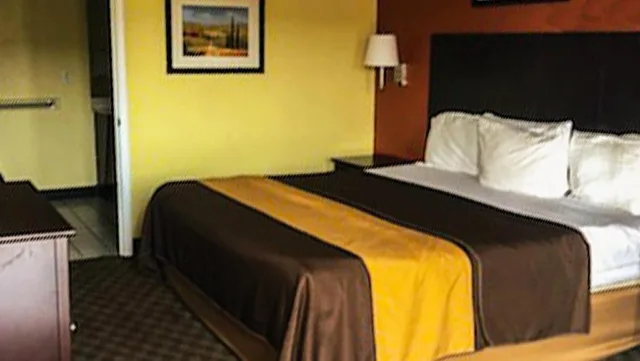 Room, King Bed, Smoking, Accessible, Western Motel 2/9