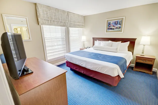 غرفة قياسية بسريرين منفصلين وسرير كينج بـ3 غرف نوم مع أريكة، Club Wyndham Newport Onshore 1/10