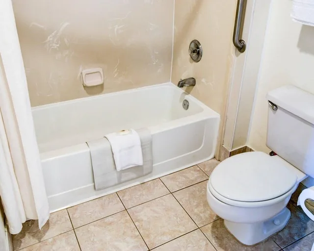 غرفة بسريرين كينج مع أريكة، Comfort Inn Redding Near I-5 4/4