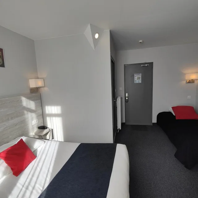 غرفة ثلاثية بسرير كوين وسرير فردي، Brit Hotel Suisse Et Bordeaux 4/10