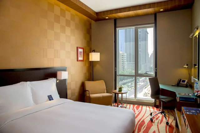 غرفة بريميوم بسرير كينج، Radisson Blu Hotel Dubai Media City 3/8