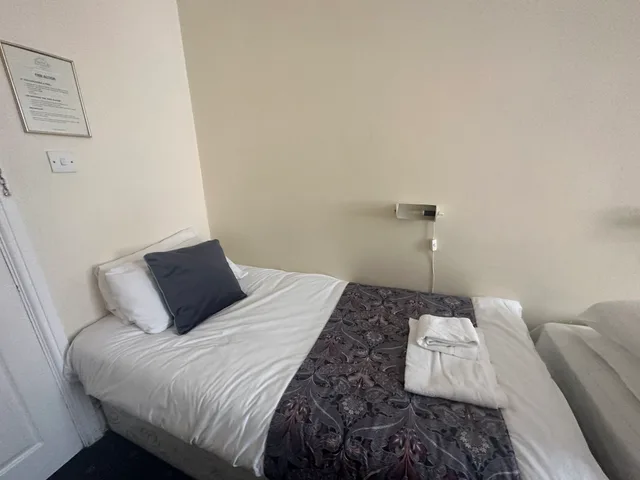 غرفة بسريرين منفصلين بحمام مشترك، Arran House Hotel 2/6