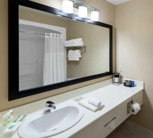 غرفة سوبيريور بسريرين كوين في الطابق الأرضي، Quality Inn & Suites Oakville 10/10