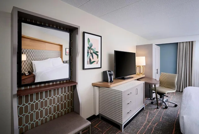 غرفة قياسية بسرير مزدوج، Holiday Inn Burlington Hotel And Conference Centre 1/2