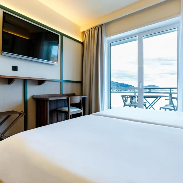غرفة بسرير مزدوج بإطلالة على البحر بشرفة، Petit Palace Tamarises 4/10