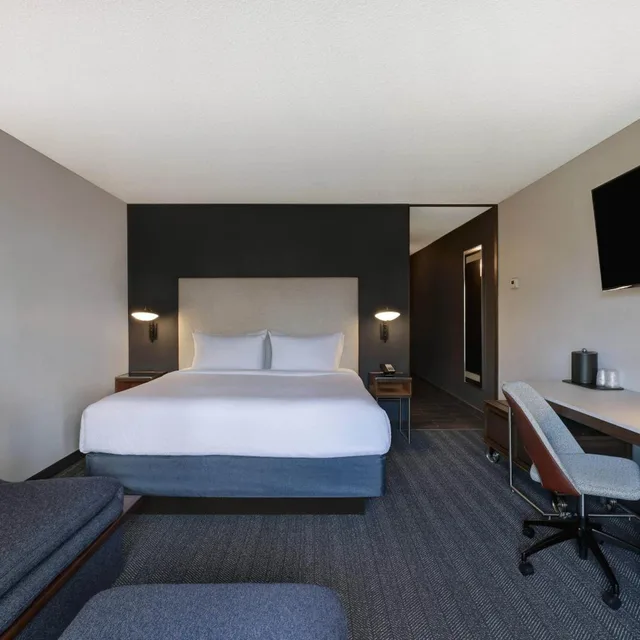 غرفة بسرير كينج بحوض استحمام لذوي الإعاقة، Courtyard By Marriott Portland Southeast Clackamas 2/6
