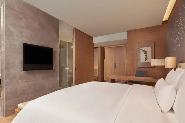 Guest Room, Executive, Privilege, King Bed, River View, Executive Lounge Access, High Floor, The Westin Chongqing Liberation Square 1/6