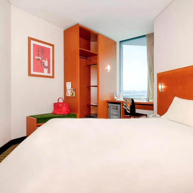 غرفة سوبيريور بسرير كينج بإطلالة على البحر، ibis Kuwait Salmiya 2/8