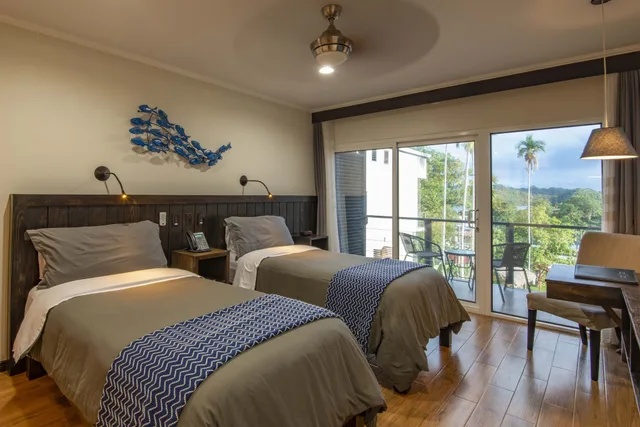 غرفة قياسية بسريرين منفصلين بإطلالة جزئية على البحر، Palau Central Hotel 5/10