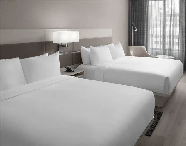 Room, 2 Queen Beds, Water View, Bathtub, Accessible، Hilton Jacksonville at Mayo Clinic 1/4