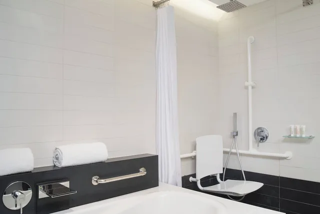 غرفة بسريرين منفصلين بإطلالة على الحديقة بشرفة، Le Meridien Noumea Resort Spa 3/4