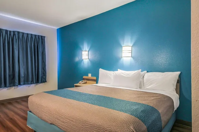 1 King Bed - Mobil Access Tub Nsmk Micfridg, Motel6 New Braunfels, TX 4/9
