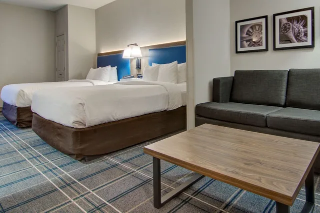 جناح بسريرين كوين مع أريكة، Comfort Suites Newport News Airport VA 2/4