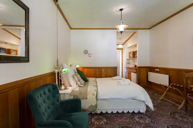 استوديو بسرير كوين وسرير فردي بمطبخ صغير، Settlers Cottage Motel 2/3