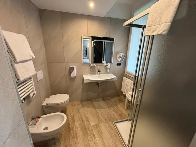 استوديو بسرير مزدوج وسريرين منفصلين بشرفة، Bis Hotel Varese (ex ibis Styles Varese) 2/2
