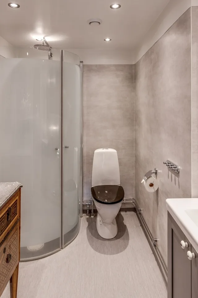 Burgundy, King Bed، Cameo Boutique Hotell 4/4
