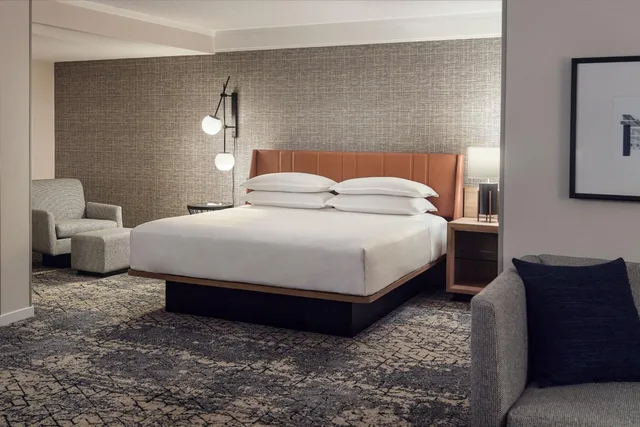 جناح بسرير كينج بغرفة نوم واحدة، Sheraton Imperial Hotel Raleigh-Durham Airport at Research Triangle Park 2/3