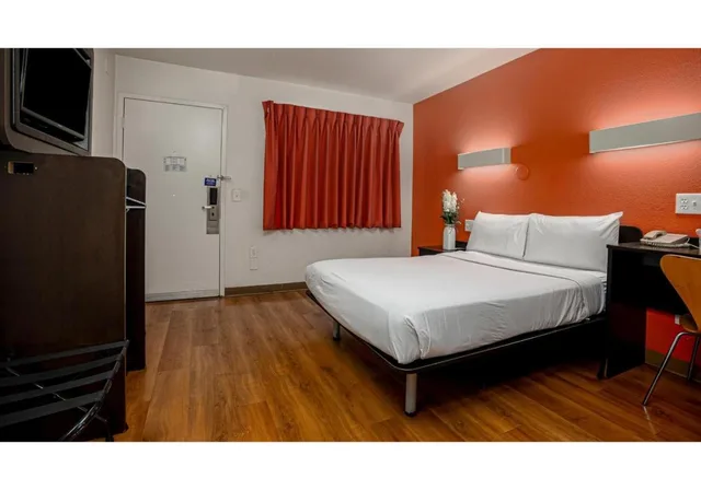 Room, Queen Bed, Motel6 Carlsbad, CA Beach 7/10