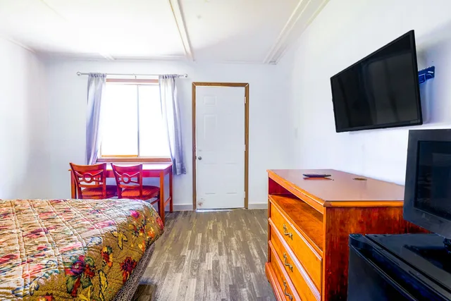 غرفة بسرير كوين، Country Hearth Inn and Suites By OYO Sturgis 4/7