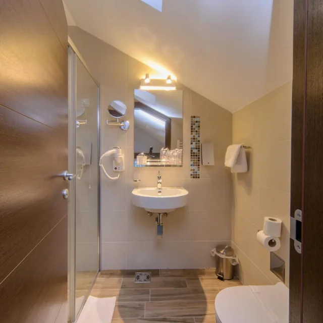غرفة ثلاثية، Hotel Mint 6/7