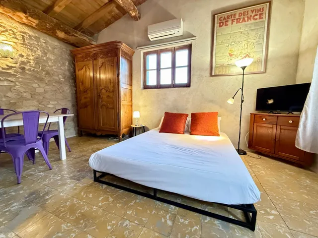 Studio, Queen and Twin Beds, Two Story، Majestic Hotel 1/1