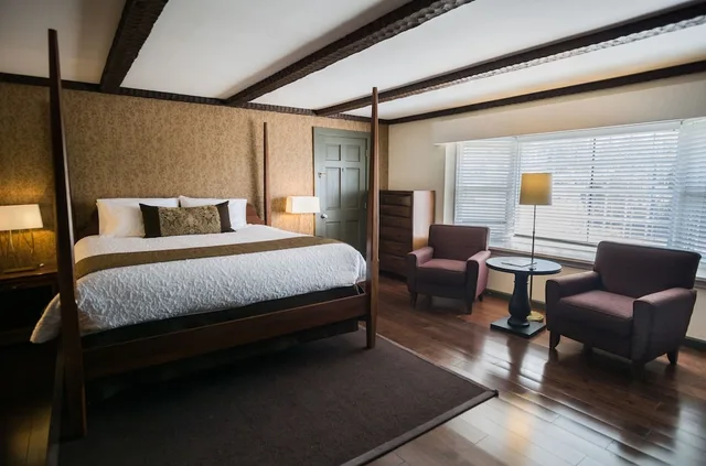 Premier, Single, King Bed, The Yankee Inn 1/2