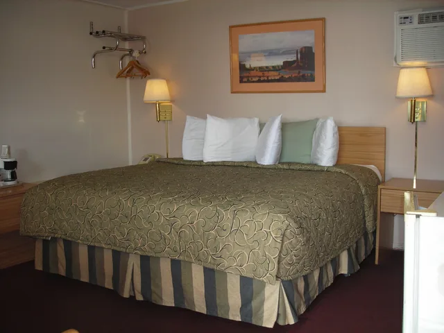 غرفة قياسية بسرير كينج، Knights Inn Cortez Co 1/2