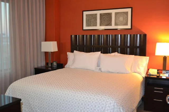 جناح بسرير كينج بغرفة نوم واحدة مع أريكة لذوي الإعاقة، Embassy Suites Palmdale 1/4