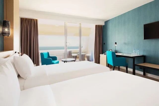 غرفة ديلوكس بسرير كينج بإطلالة على البحر، Occidental Sharjah Grand 8/10