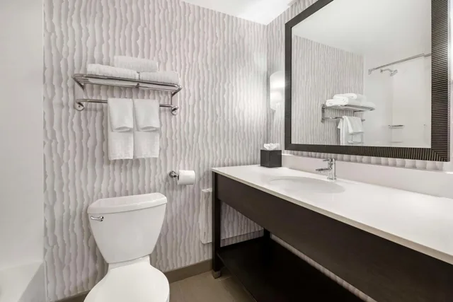 غرفة بسرير كينج بإطلالة على البحر في الطابق العلوي، Best Western Plus Agate Beach Inn 4/5