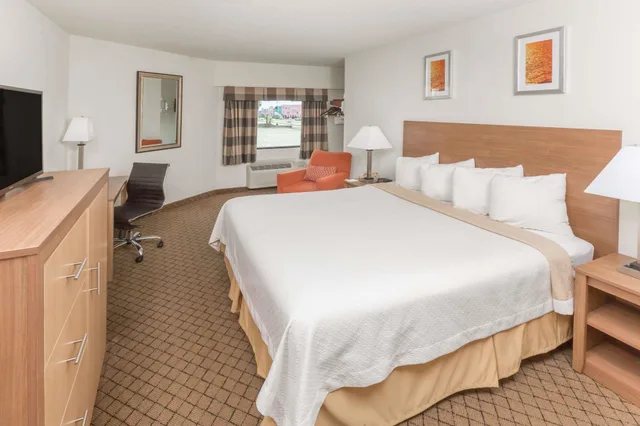 غرفة قياسية بسرير كينج لذوي الإعاقة، Days Inn By Wyndham Biloxi Beach 2/3