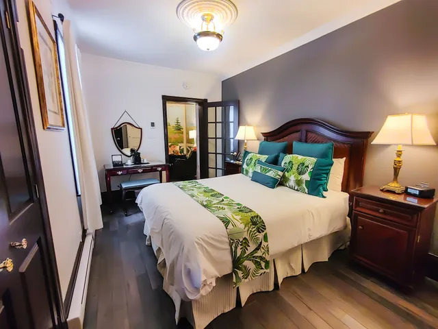 جناح بسرير كوين، Hotel Le Clos Saint-Louis 8/10