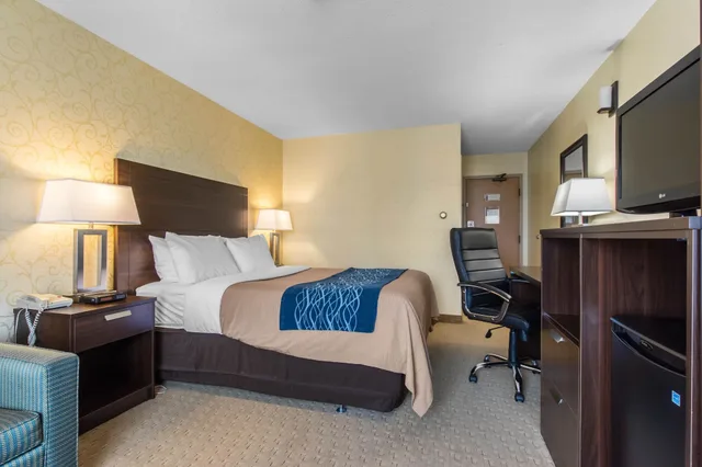 غرفة كومفورت بسرير كوين مع أريكة، Comfort Inn Trois-Rivieres 3/9