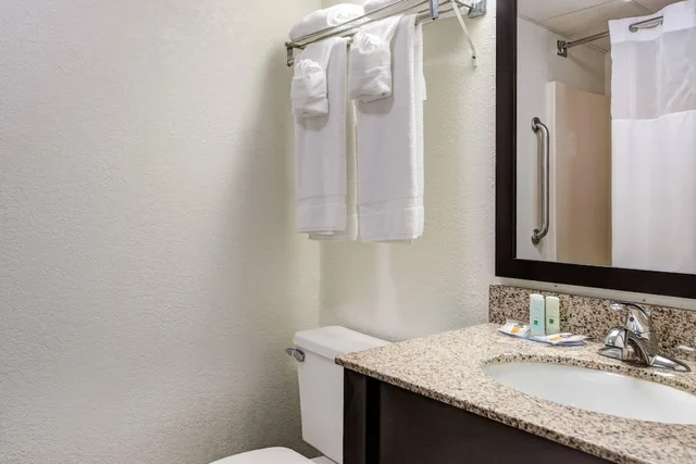 غرفة بسرير كينج بإطلالة على الجبل بشرفة، Quality Inn Creekside - Downtown Gatlinburg 10/10