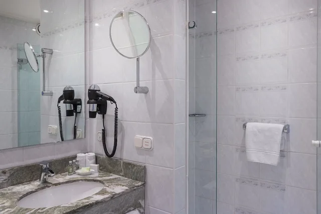 غرفة قياسية بسرير كوين في طابق مرتفع، Crowne Plaza Frankfurt Congress Hotel 6/7