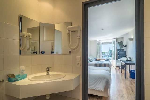 Family, Queen and Twin Beds, Harbour View, Hotel La Marine 3/3